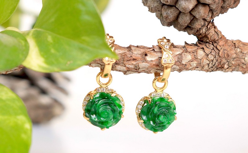 Bông tai ngọc phỉ thúy kết hợp vàng và kim cương sang trọng