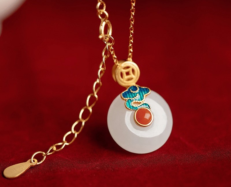 Trang sức ngọc hòa điền phù hợp với người điềm đạm, thanh lịch và thích sự cổ điển