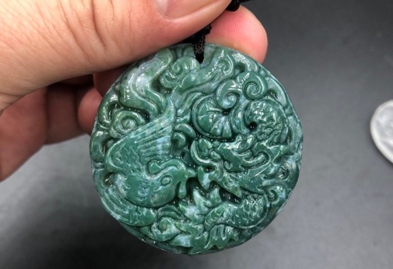 Trang sức ngọc chạm khắc rồng tượng trưng cho quyền lực và thịnh vượng