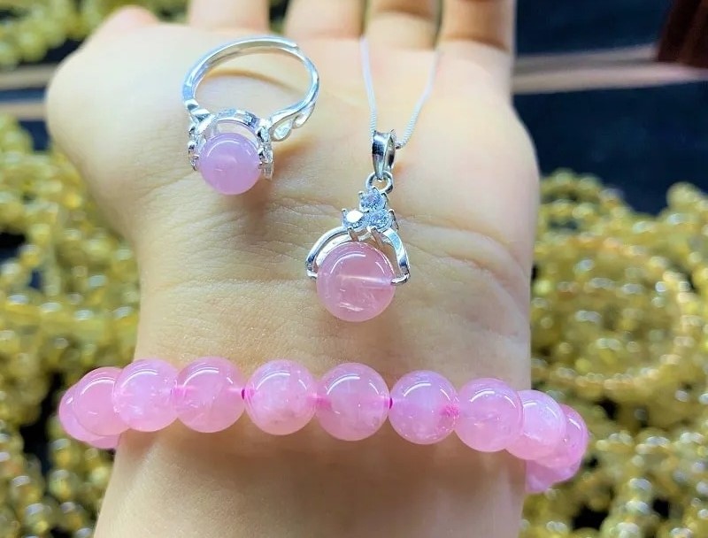 Trang sức thạch anh hồng giúp vun đắp tình cảm và chữa lành tâm hồn