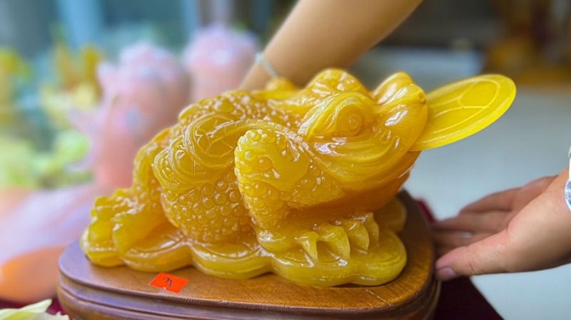 Thiềm thừ ngọc đặt trên bàn làm việc giúp mang đến may mắn, tài lộc