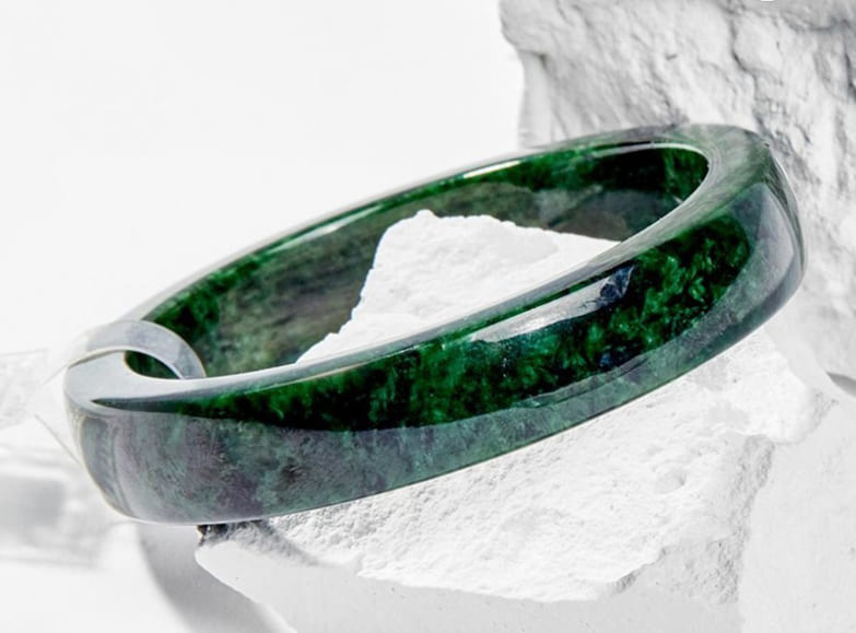 Vòng ngọc Sơn Thủy bản vuông là trang sức giúp mang đến nhiều điều tốt đẹp cho người sở hữu