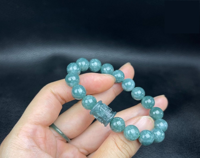 Trang sức ngọc thiết kế đơn giản, nhẹ nhàng